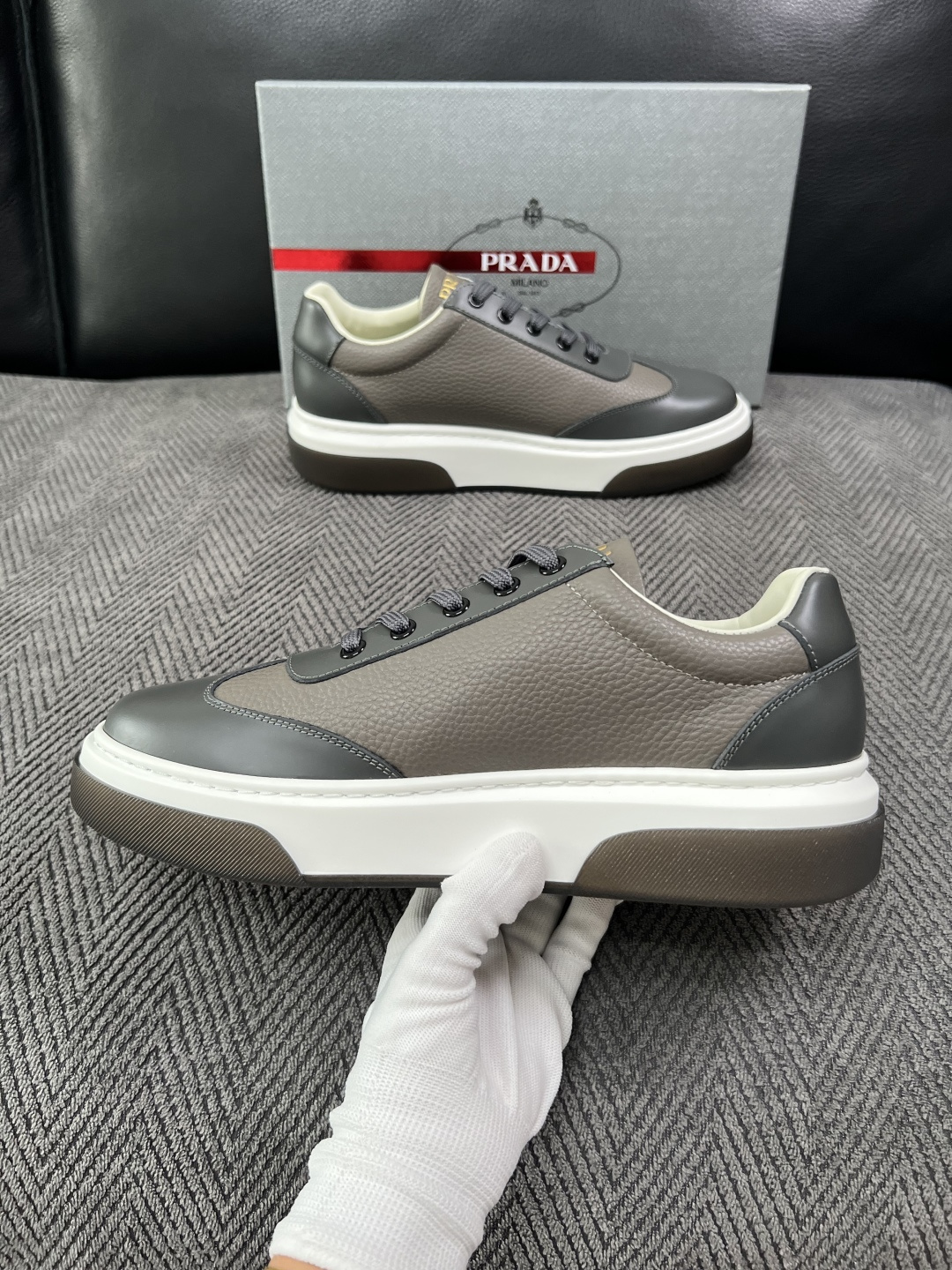 Prada  高品质  顶级工艺品，普拉达 专柜同步，原厂配置意大利进口牛皮面料，进口牛皮内里垫，透气舒适，鞋底：原厂特