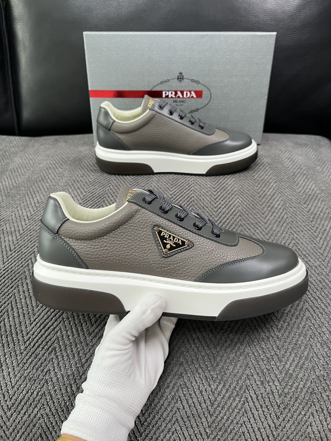 Prada  高品质  顶级工艺品，普拉达 专柜同步，原厂配置意大利进口牛皮面料，进口牛皮内里垫，透气舒适，鞋底：原厂特