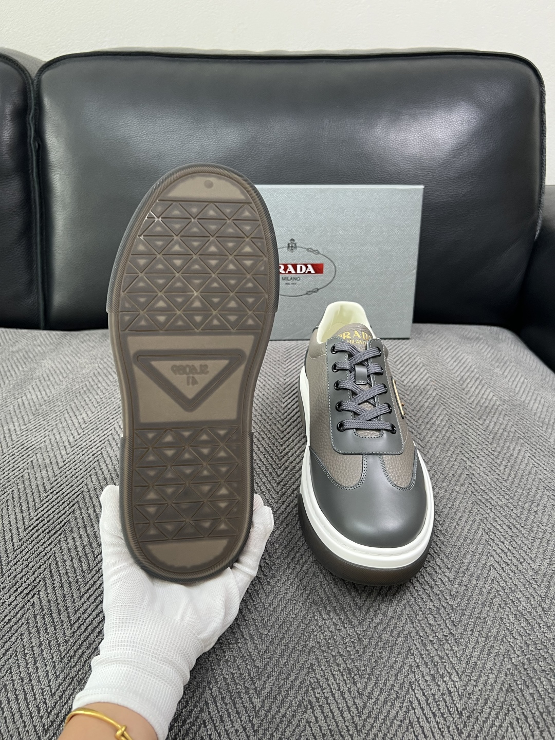 Prada  高品质  顶级工艺品，普拉达 专柜同步，原厂配置意大利进口牛皮面料，进口牛皮内里垫，透气舒适，鞋底：原厂特