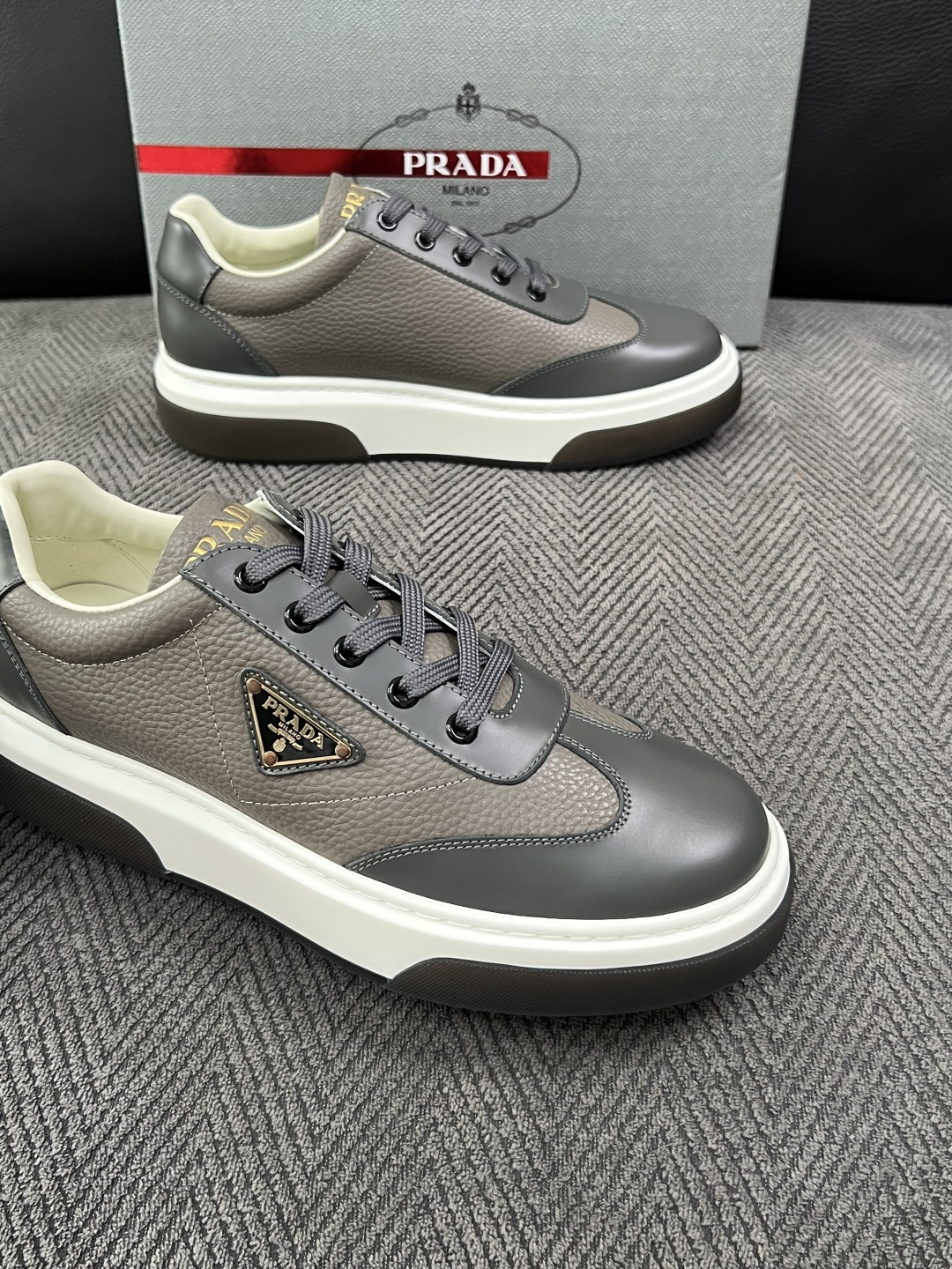 Prada  高品质  顶级工艺品，普拉达 专柜同步，原厂配置意大利进口牛皮面料，进口牛皮内里垫，透气舒适，鞋底：原厂特