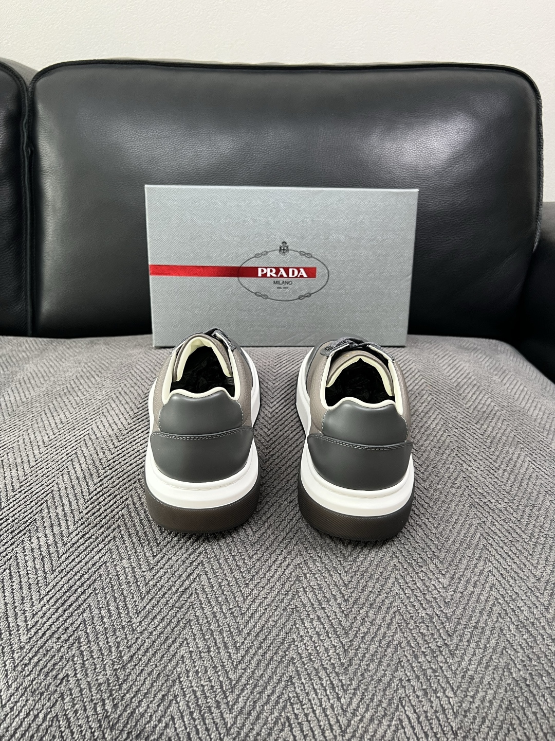 Prada  高品质  顶级工艺品，普拉达 专柜同步，原厂配置意大利进口牛皮面料，进口牛皮内里垫，透气舒适，鞋底：原厂特