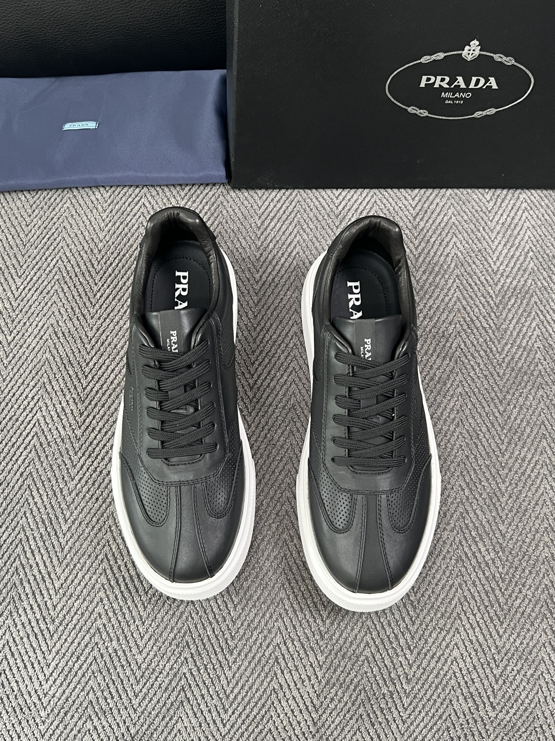 Prada  高品质  顶级工艺品，普拉达 专柜同步，原厂配置意大利进口牛皮拼布面料，进口牛皮内里垫，透气舒适，鞋底：原