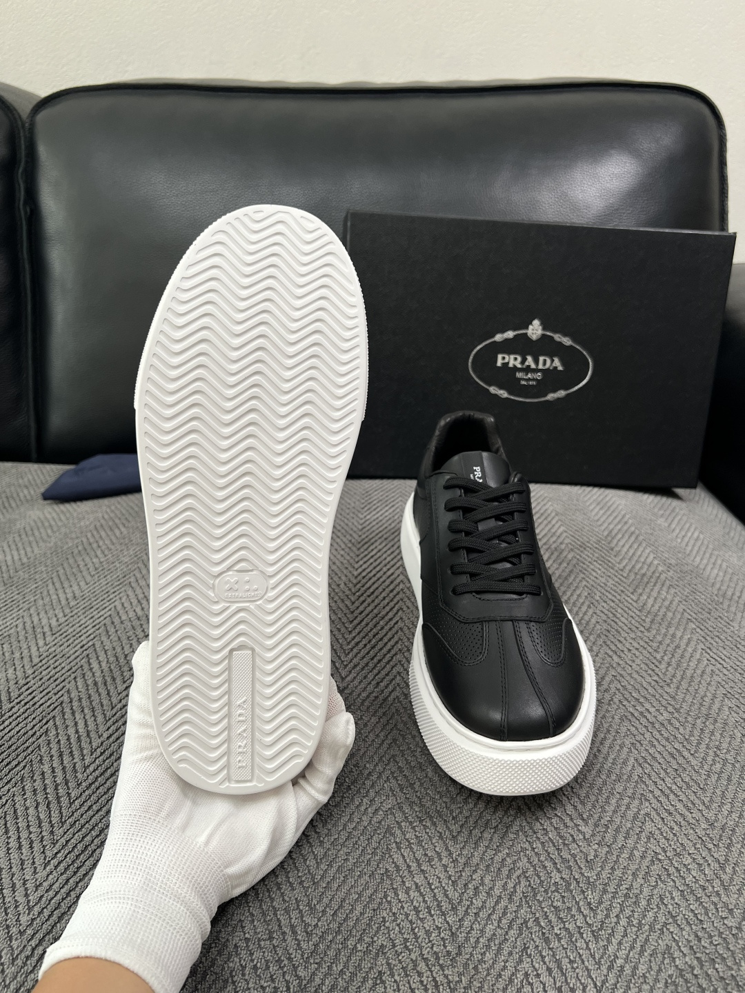 Prada  高品质  顶级工艺品，普拉达 专柜同步，原厂配置意大利进口牛皮拼布面料，进口牛皮内里垫，透气舒适，鞋底：原