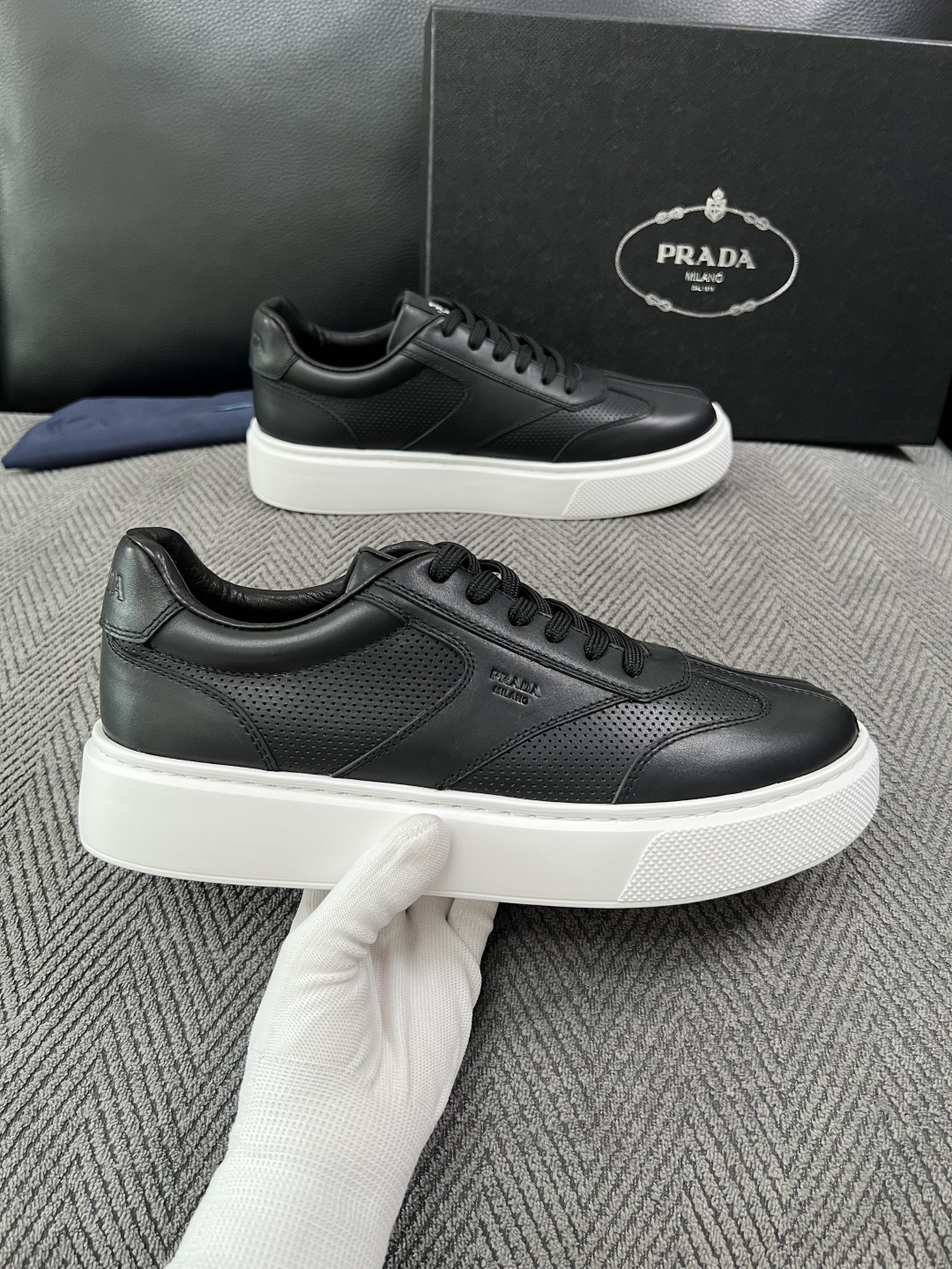 Prada  高品质  顶级工艺品，普拉达 专柜同步，原厂配置意大利进口牛皮拼布面料，进口牛皮内里垫，透气舒适，鞋底：原
