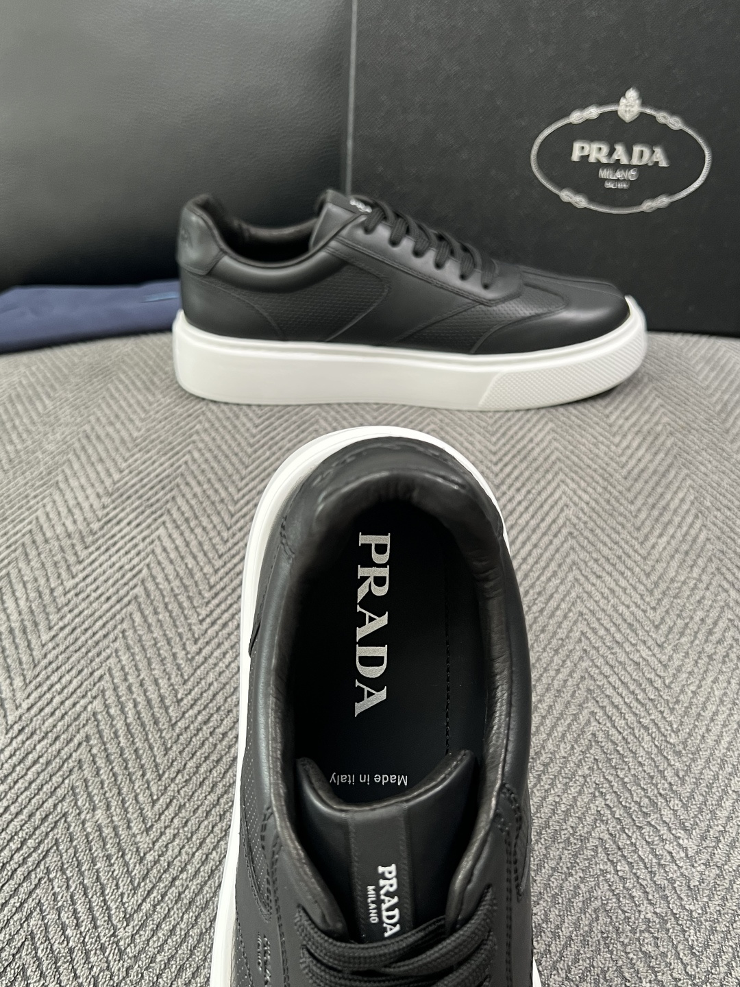 Prada  高品质  顶级工艺品，普拉达 专柜同步，原厂配置意大利进口牛皮拼布面料，进口牛皮内里垫，透气舒适，鞋底：原