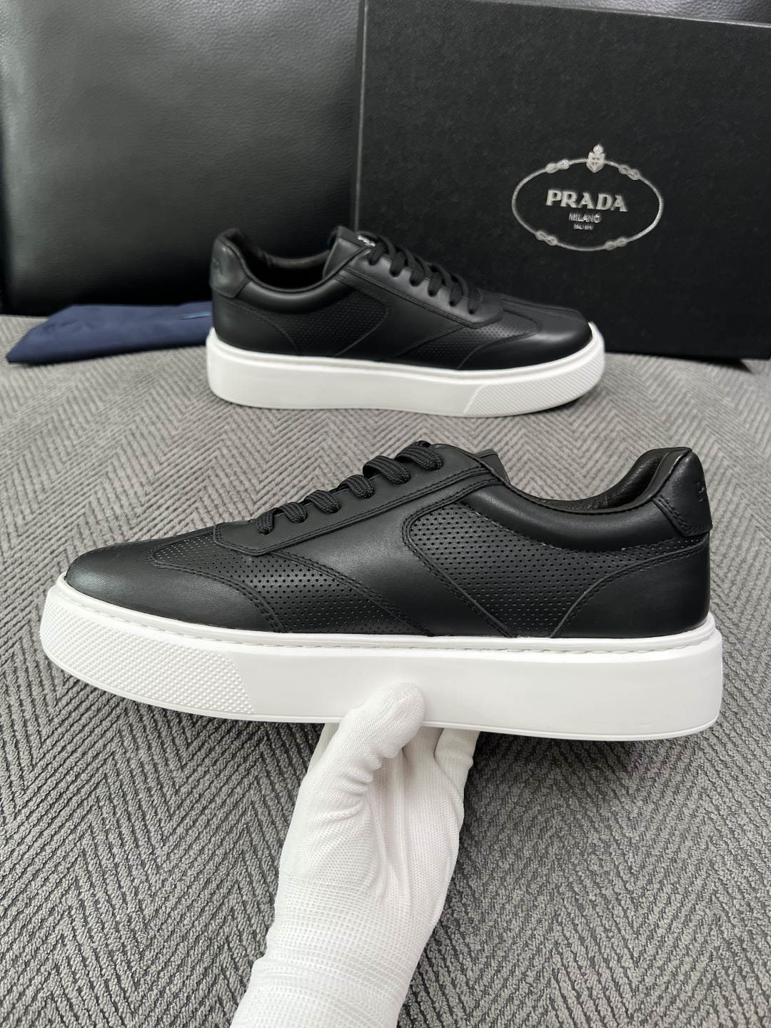 Prada  高品质  顶级工艺品，普拉达 专柜同步，原厂配置意大利进口牛皮拼布面料，进口牛皮内里垫，透气舒适，鞋底：原