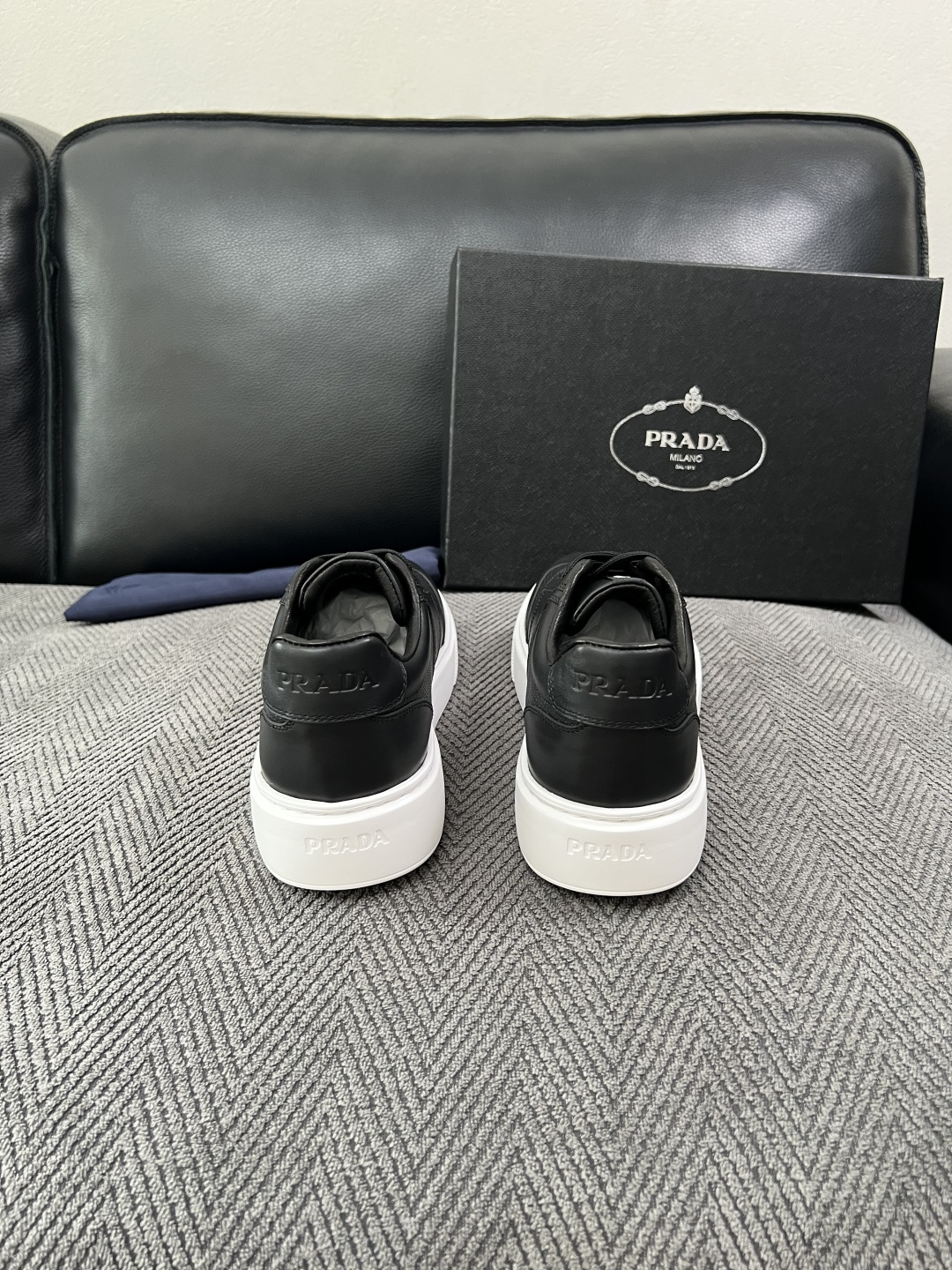 Prada  高品质  顶级工艺品，普拉达 专柜同步，原厂配置意大利进口牛皮拼布面料，进口牛皮内里垫，透气舒适，鞋底：原