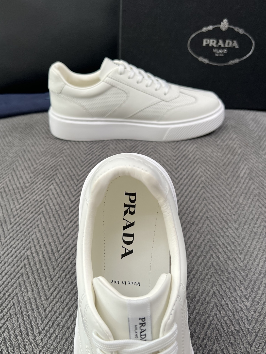 Prada  高品质  顶级工艺品，普拉达 专柜同步，原厂配置意大利进口牛皮拼布面料，进口牛皮内里垫，透气舒适，鞋底：原