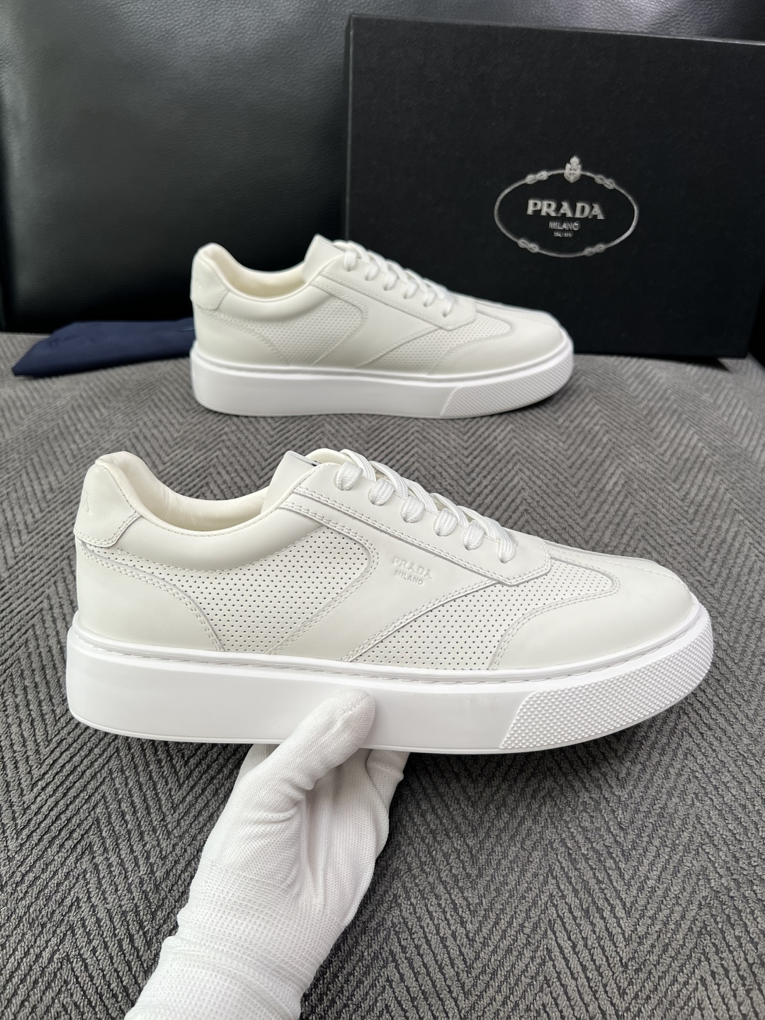 Prada  高品质  顶级工艺品，普拉达 专柜同步，原厂配置意大利进口牛皮拼布面料，进口牛皮内里垫，透气舒适，鞋底：原