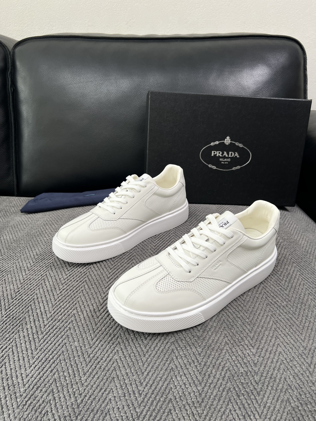 Prada  高品质  顶级工艺品，普拉达 专柜同步，原厂配置意大利进口牛皮拼布面料，进口牛皮内里垫，透气舒适，鞋底：原