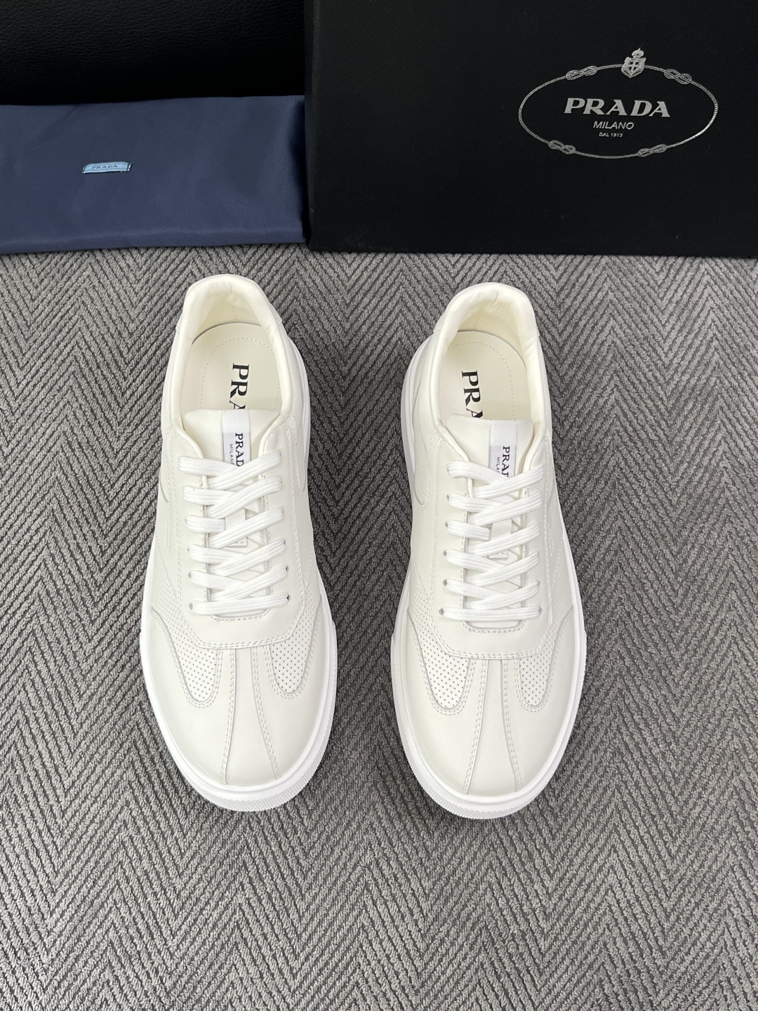 Prada  高品质  顶级工艺品，普拉达 专柜同步，原厂配置意大利进口牛皮拼布面料，进口牛皮内里垫，透气舒适，鞋底：原