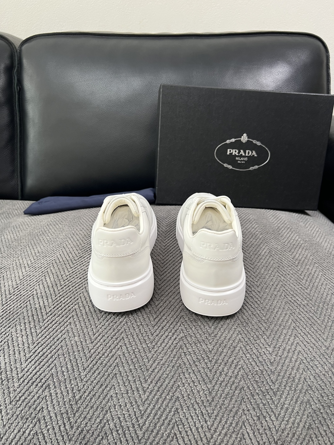 Prada  高品质  顶级工艺品，普拉达 专柜同步，原厂配置意大利进口牛皮拼布面料，进口牛皮内里垫，透气舒适，鞋底：原