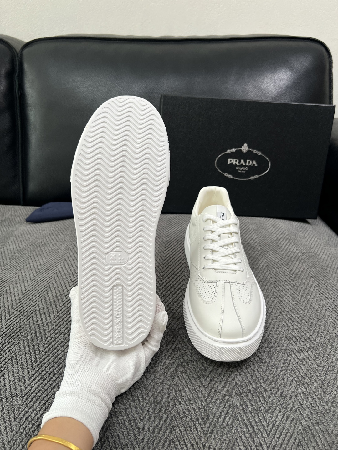 Prada  高品质  顶级工艺品，普拉达 专柜同步，原厂配置意大利进口牛皮拼布面料，进口牛皮内里垫，透气舒适，鞋底：原