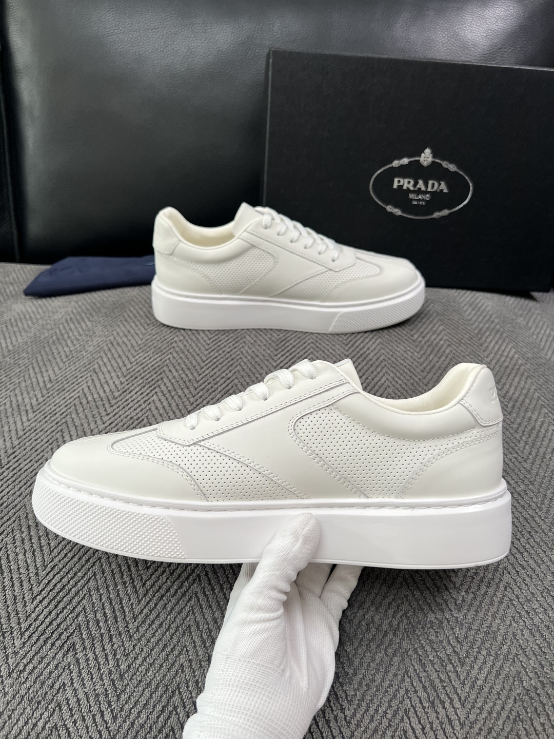 Prada  高品质  顶级工艺品，普拉达 专柜同步，原厂配置意大利进口牛皮拼布面料，进口牛皮内里垫，透气舒适，鞋底：原
