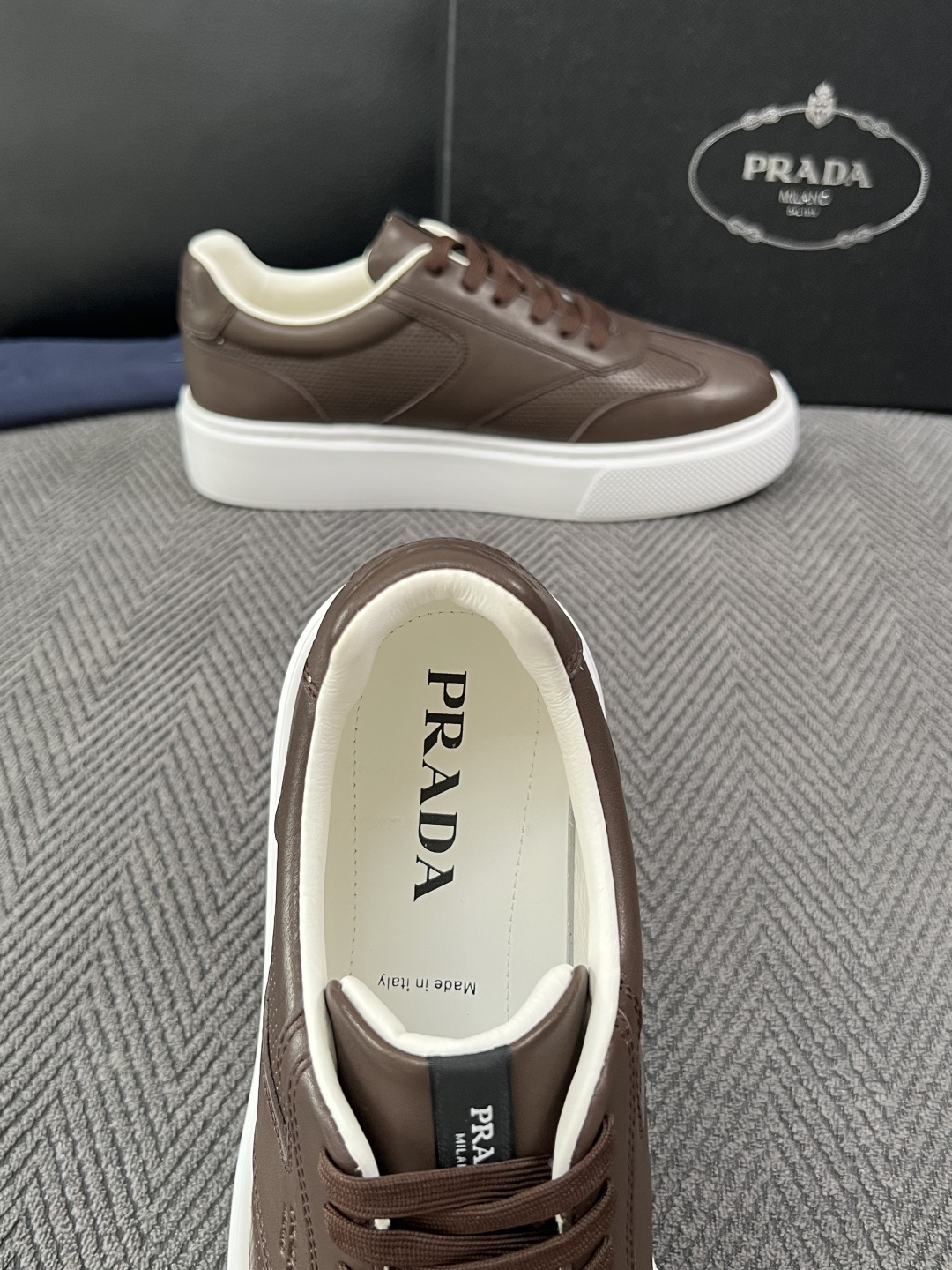 Prada  高品质  顶级工艺品，普拉达 专柜同步，原厂配置意大利进口牛皮拼布面料，进口牛皮内里垫，透气舒适，鞋底：原
