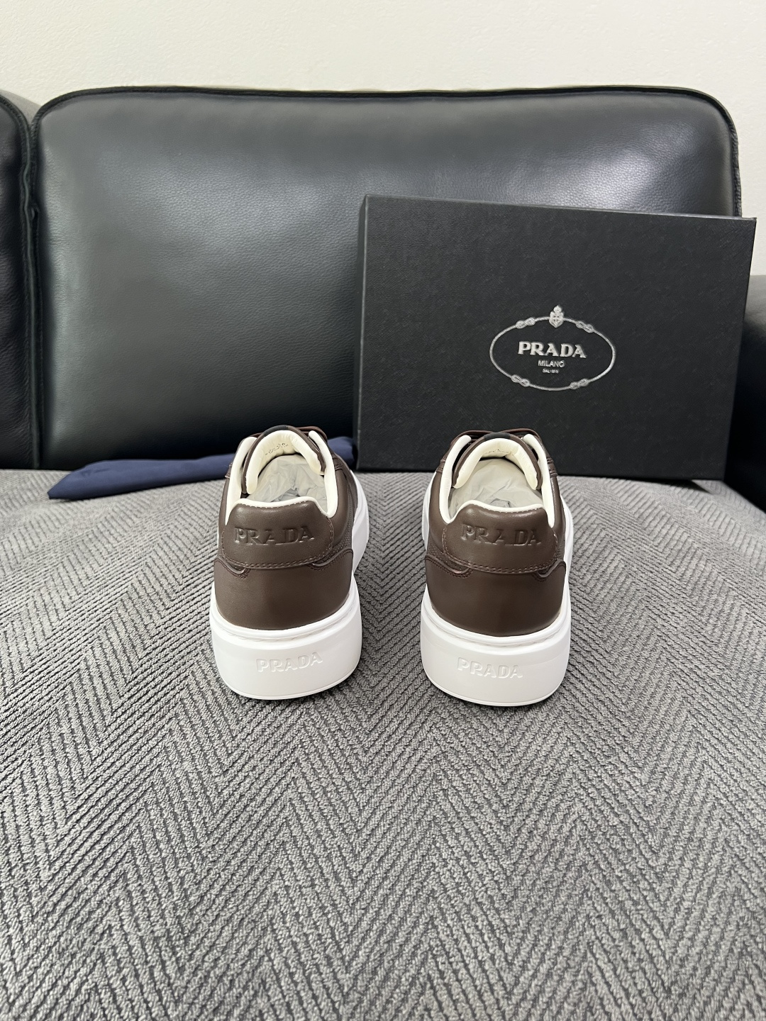 Prada  高品质  顶级工艺品，普拉达 专柜同步，原厂配置意大利进口牛皮拼布面料，进口牛皮内里垫，透气舒适，鞋底：原