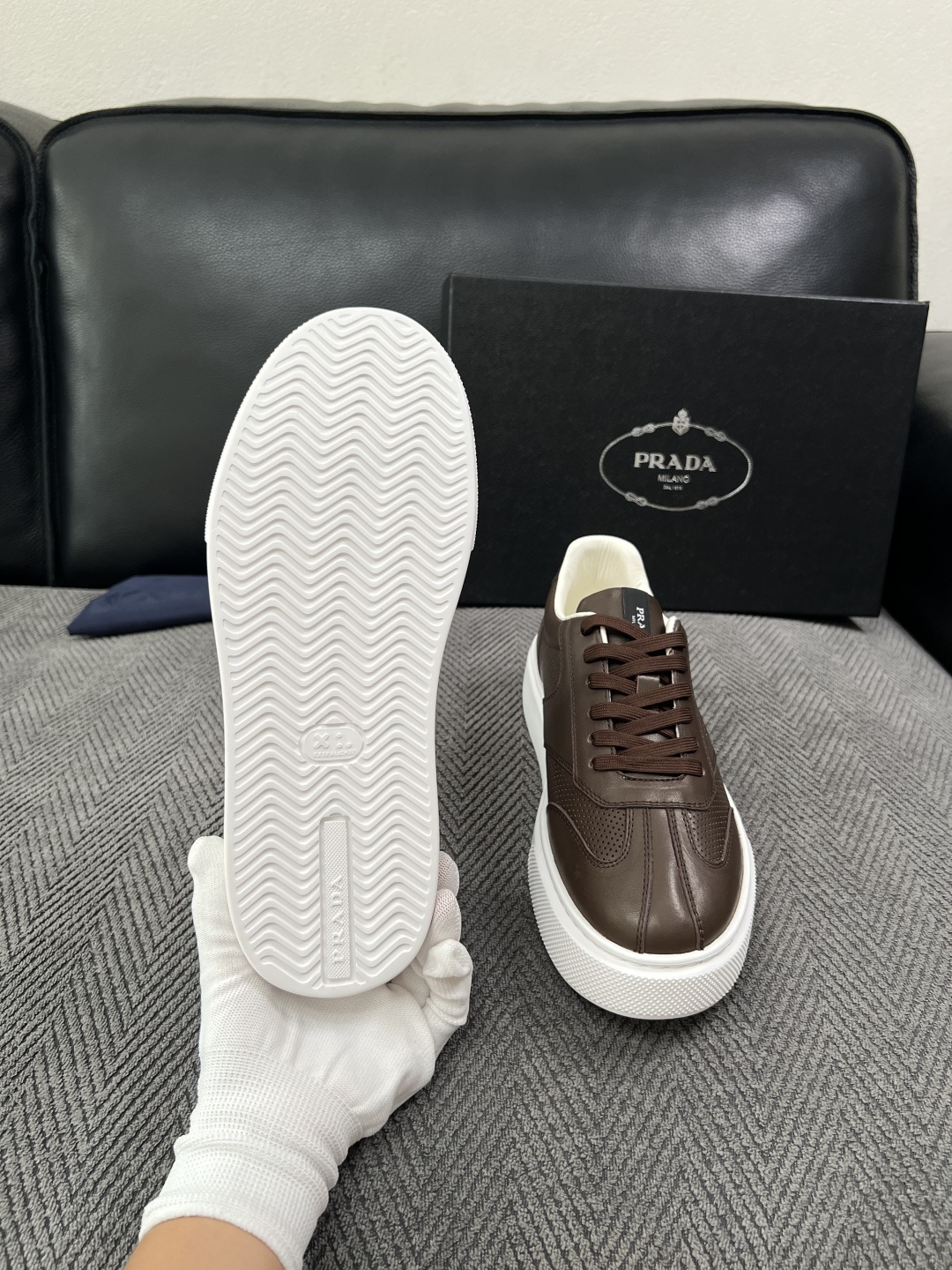 Prada  高品质  顶级工艺品，普拉达 专柜同步，原厂配置意大利进口牛皮拼布面料，进口牛皮内里垫，透气舒适，鞋底：原