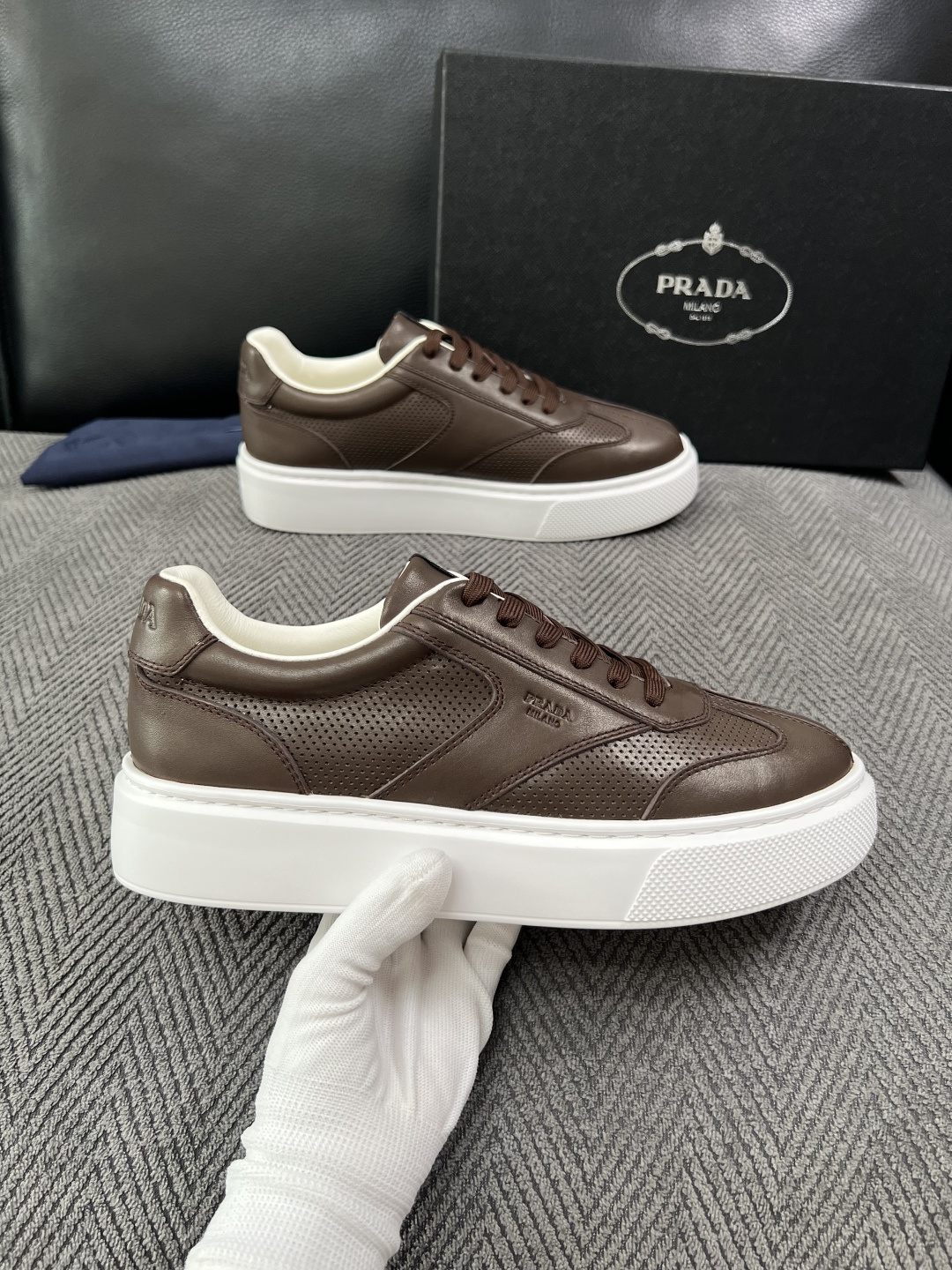 Prada  高品质  顶级工艺品，普拉达 专柜同步，原厂配置意大利进口牛皮拼布面料，进口牛皮内里垫，透气舒适，鞋底：原