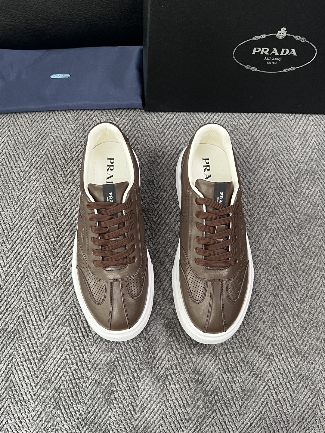 Prada  高品质  顶级工艺品，普拉达 专柜同步，原厂配置意大利进口牛皮拼布面料，进口牛皮内里垫，透气舒适，鞋底：原