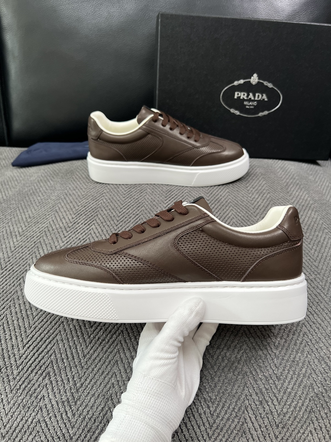Prada  高品质  顶级工艺品，普拉达 专柜同步，原厂配置意大利进口牛皮拼布面料，进口牛皮内里垫，透气舒适，鞋底：原