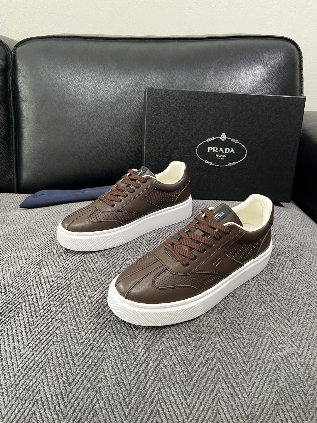Prada  高品质  顶级工艺品，普拉达 专柜同步，原厂配置意大利进口牛皮拼布面料，进口牛皮内里垫，透气舒适，鞋底：原
