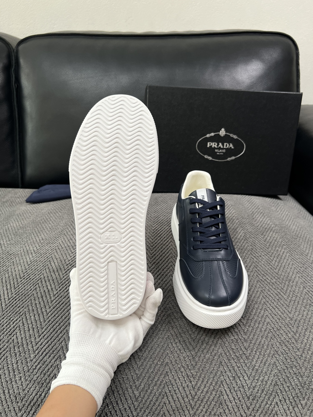 Prada  高品质  顶级工艺品，普拉达 专柜同步，原厂配置意大利进口牛皮拼布面料，进口牛皮内里垫，透气舒适，鞋底：原