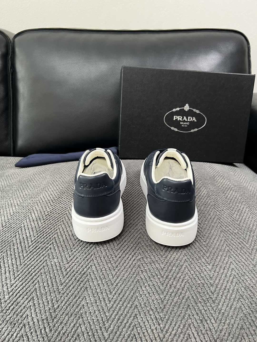 Prada  高品质  顶级工艺品，普拉达 专柜同步，原厂配置意大利进口牛皮拼布面料，进口牛皮内里垫，透气舒适，鞋底：原