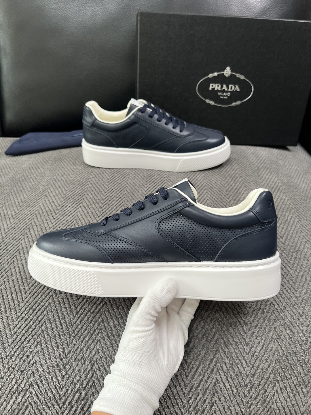 Prada  高品质  顶级工艺品，普拉达 专柜同步，原厂配置意大利进口牛皮拼布面料，进口牛皮内里垫，透气舒适，鞋底：原