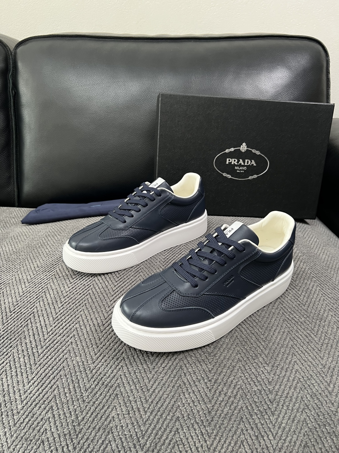 Prada  高品质  顶级工艺品，普拉达 专柜同步，原厂配置意大利进口牛皮拼布面料，进口牛皮内里垫，透气舒适，鞋底：原