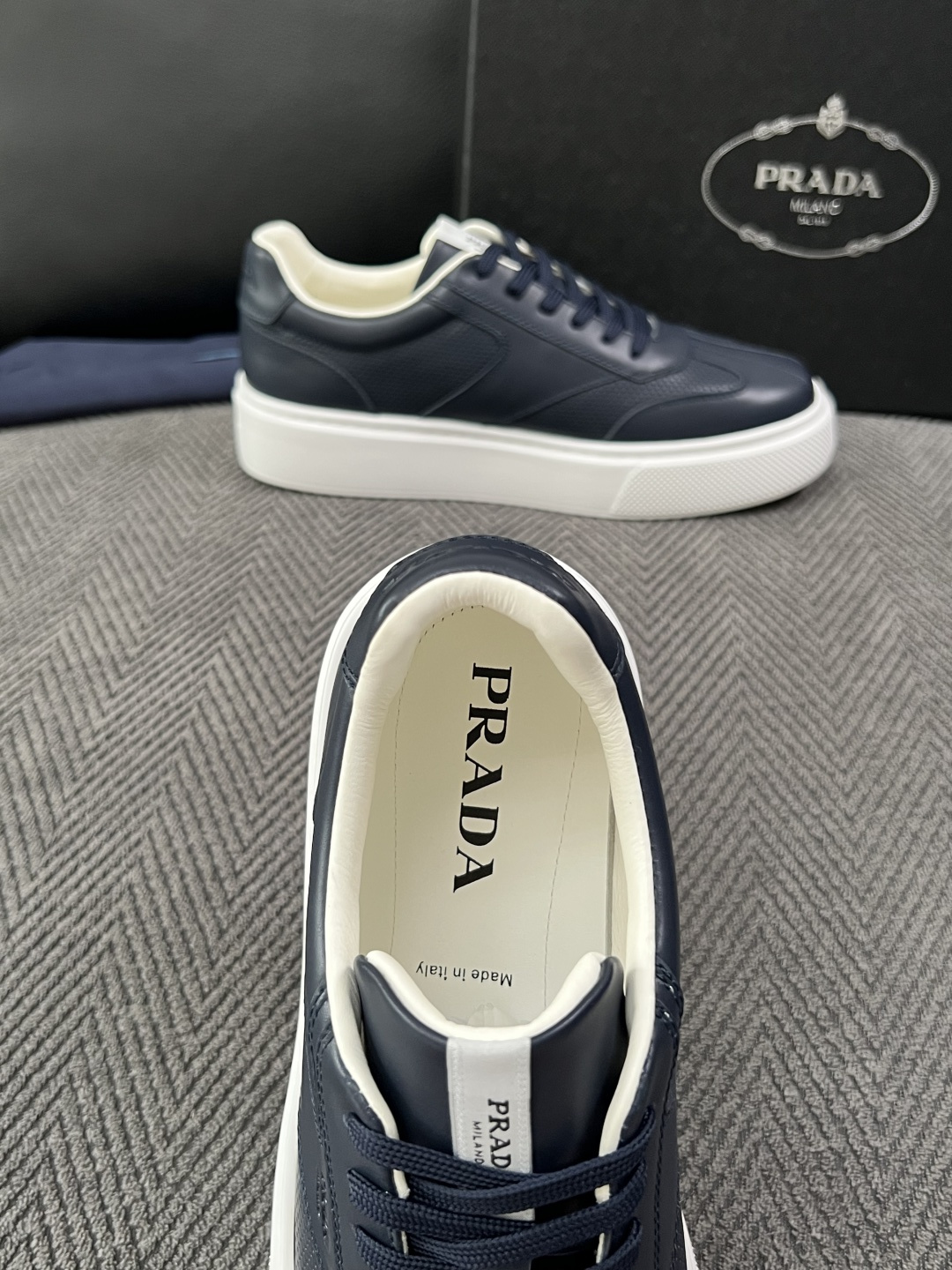 Prada  高品质  顶级工艺品，普拉达 专柜同步，原厂配置意大利进口牛皮拼布面料，进口牛皮内里垫，透气舒适，鞋底：原