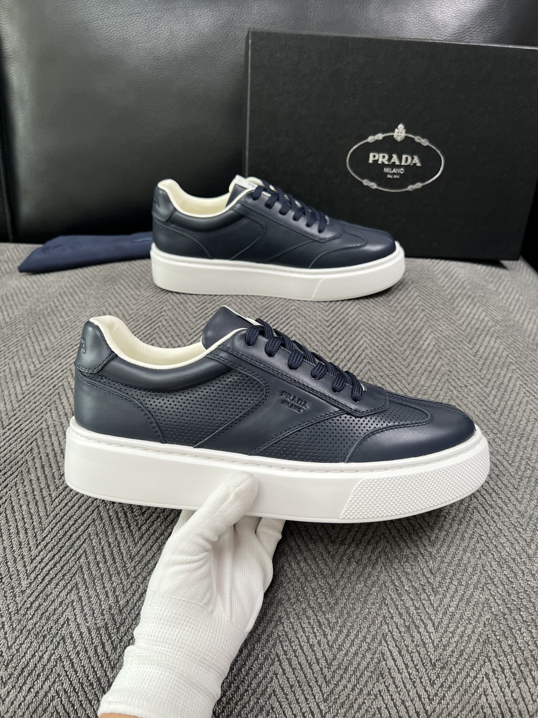 Prada  高品质  顶级工艺品，普拉达 专柜同步，原厂配置意大利进口牛皮拼布面料，进口牛皮内里垫，透气舒适，鞋底：原