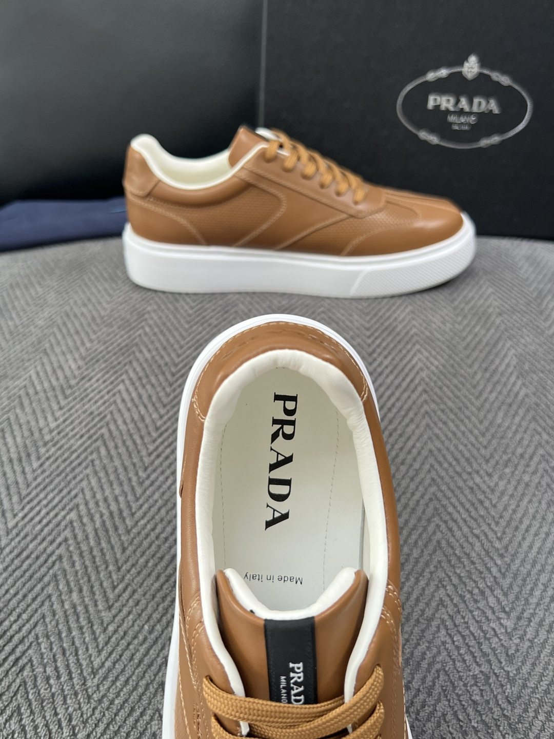 Prada  高品质  顶级工艺品，普拉达 专柜同步，原厂配置意大利进口牛皮拼布面料，进口牛皮内里垫，透气舒适，鞋底：原