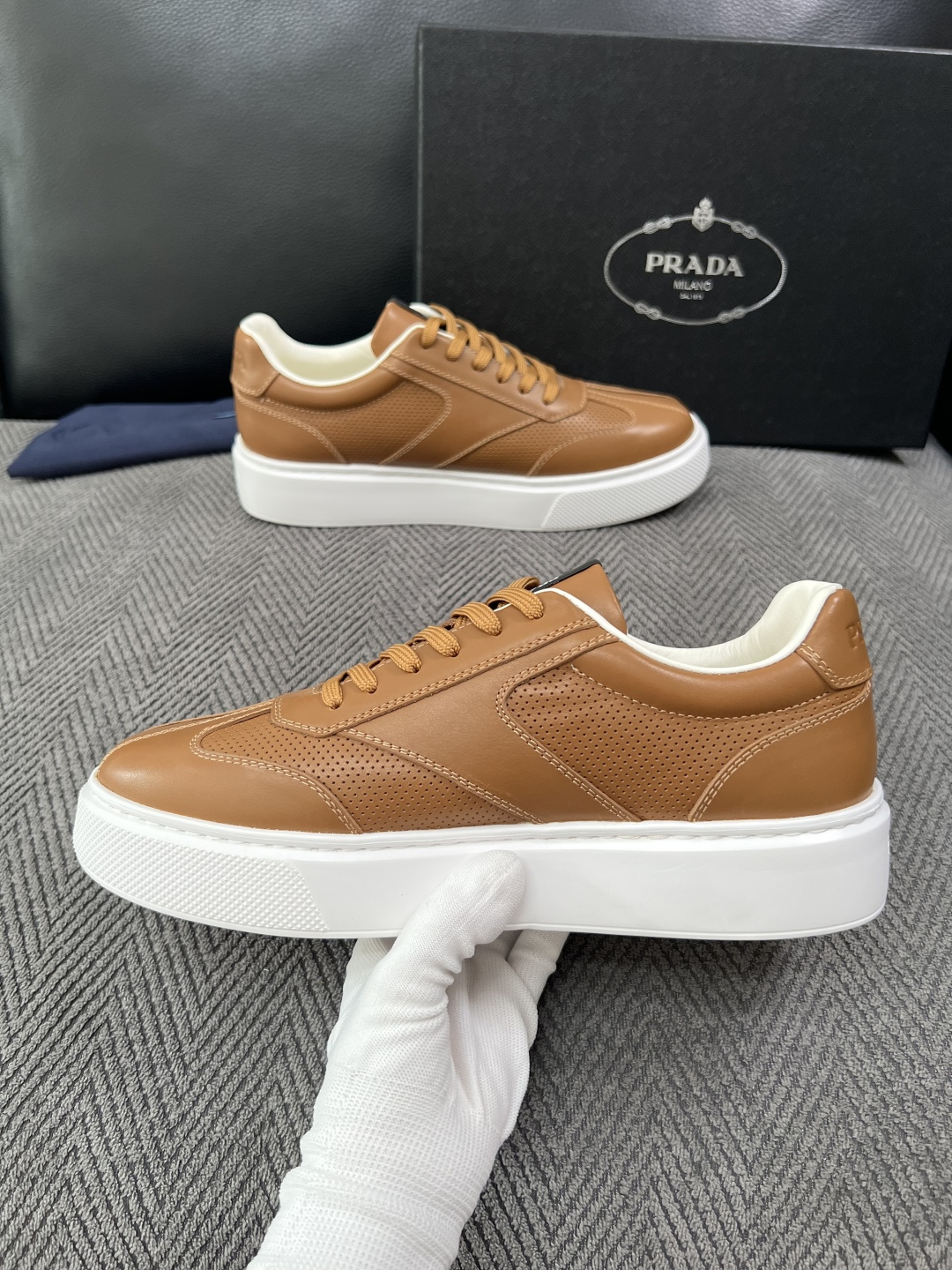 Prada  高品质  顶级工艺品，普拉达 专柜同步，原厂配置意大利进口牛皮拼布面料，进口牛皮内里垫，透气舒适，鞋底：原