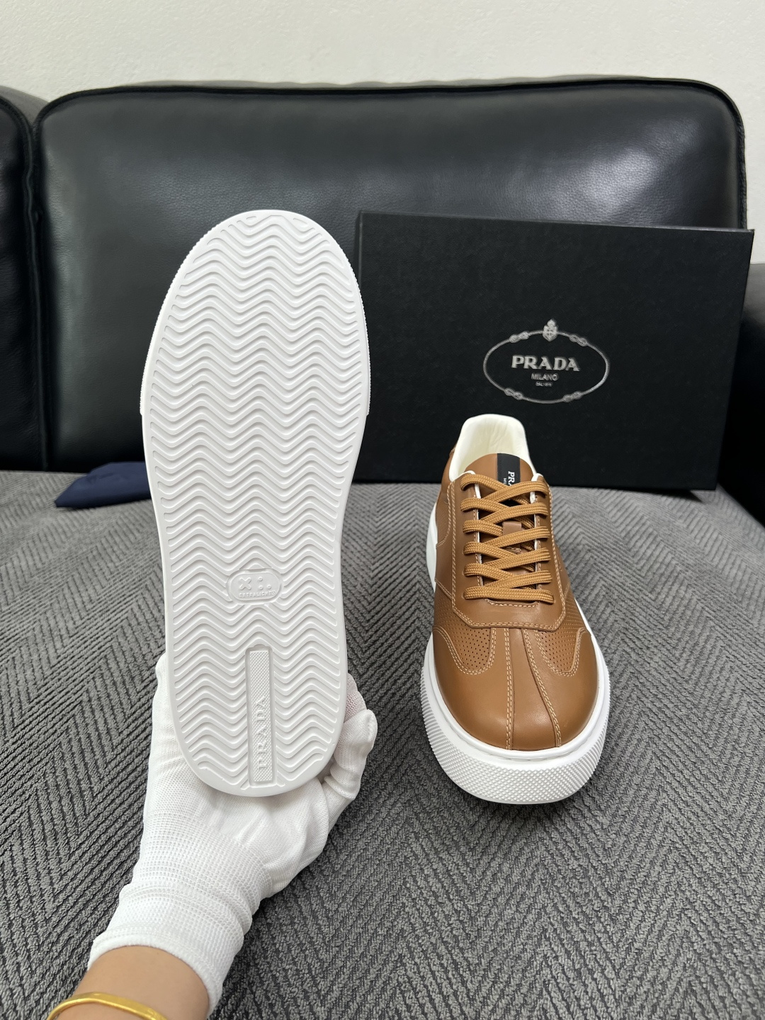Prada  高品质  顶级工艺品，普拉达 专柜同步，原厂配置意大利进口牛皮拼布面料，进口牛皮内里垫，透气舒适，鞋底：原