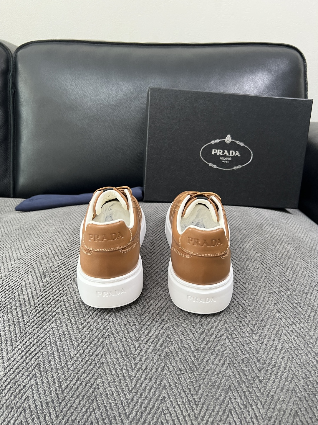 Prada  高品质  顶级工艺品，普拉达 专柜同步，原厂配置意大利进口牛皮拼布面料，进口牛皮内里垫，透气舒适，鞋底：原