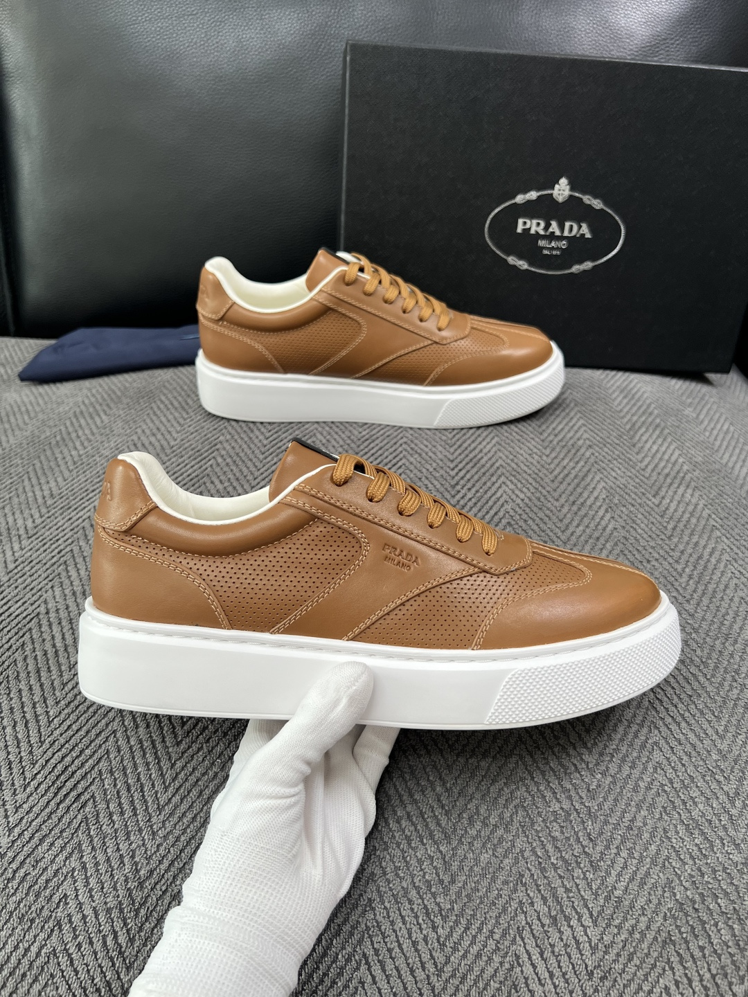 Prada  高品质  顶级工艺品，普拉达 专柜同步，原厂配置意大利进口牛皮拼布面料，进口牛皮内里垫，透气舒适，鞋底：原