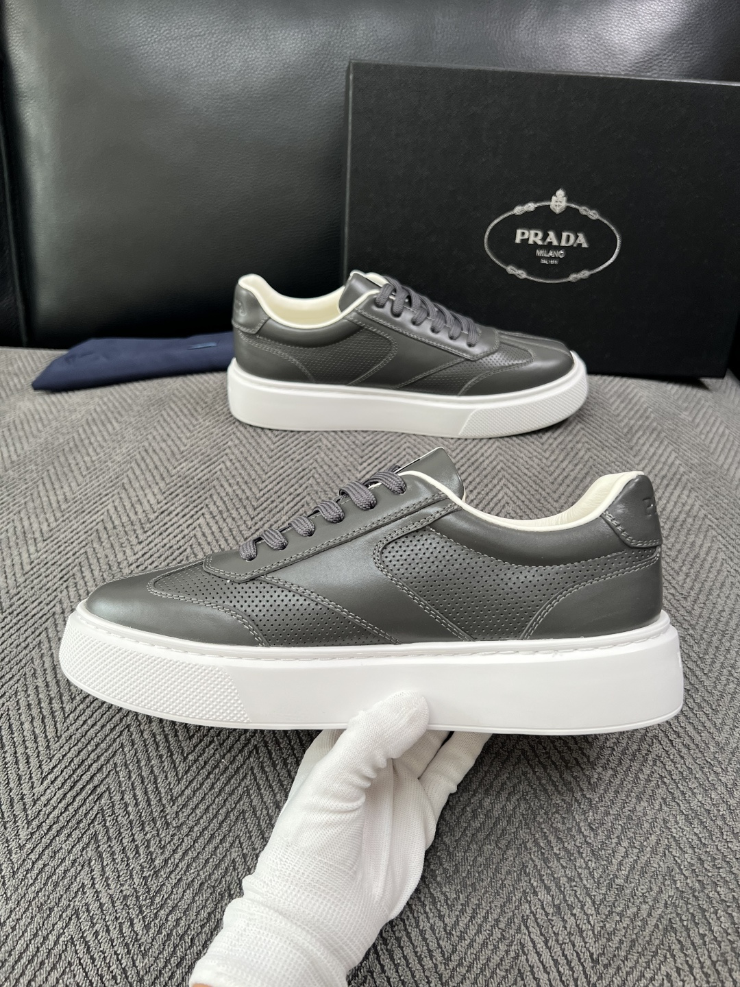 Prada  高品质  顶级工艺品，普拉达 专柜同步，原厂配置意大利进口牛皮拼布面料，进口牛皮内里垫，透气舒适，鞋底：原