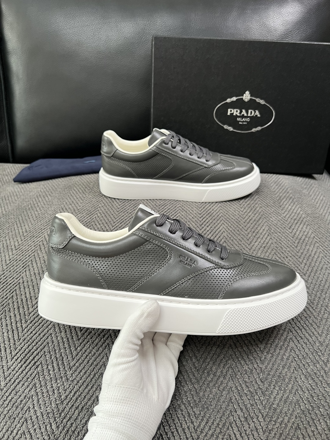 Prada  高品质  顶级工艺品，普拉达 专柜同步，原厂配置意大利进口牛皮拼布面料，进口牛皮内里垫，透气舒适，鞋底：原