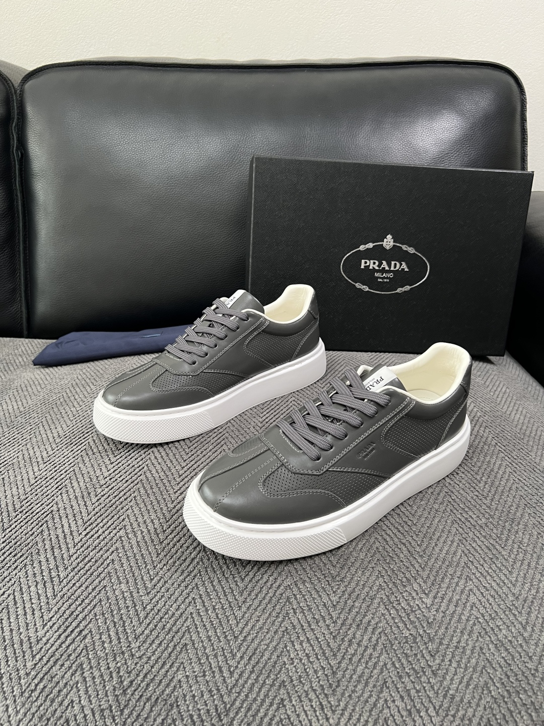 Prada  高品质  顶级工艺品，普拉达 专柜同步，原厂配置意大利进口牛皮拼布面料，进口牛皮内里垫，透气舒适，鞋底：原