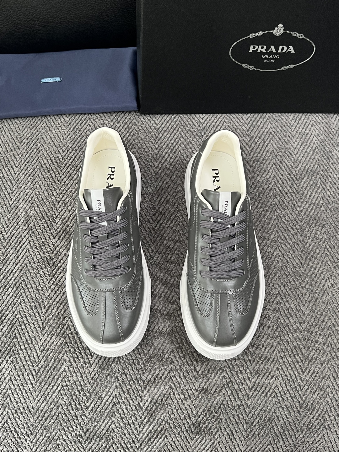 Prada  高品质  顶级工艺品，普拉达 专柜同步，原厂配置意大利进口牛皮拼布面料，进口牛皮内里垫，透气舒适，鞋底：原