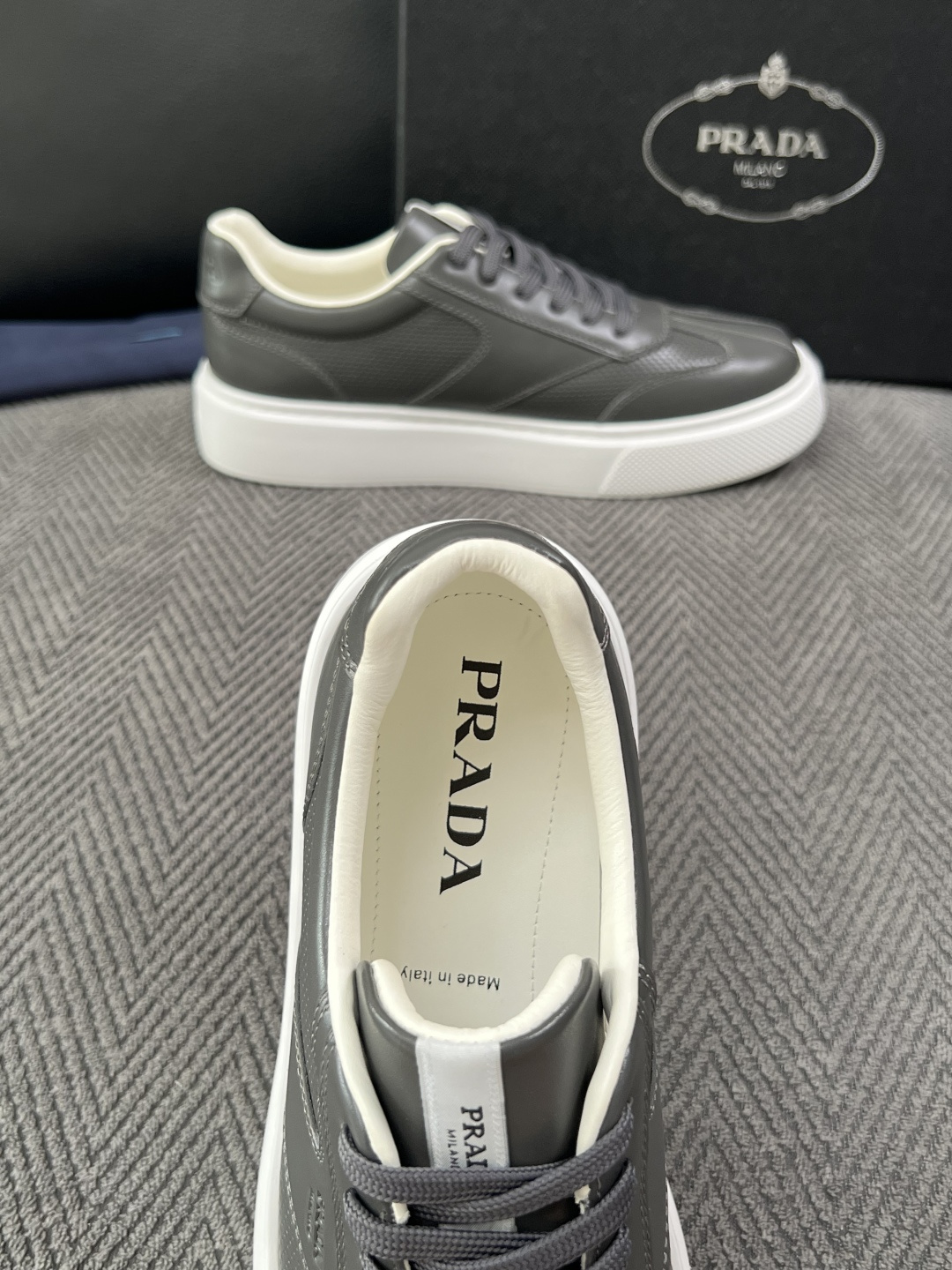 Prada  高品质  顶级工艺品，普拉达 专柜同步，原厂配置意大利进口牛皮拼布面料，进口牛皮内里垫，透气舒适，鞋底：原