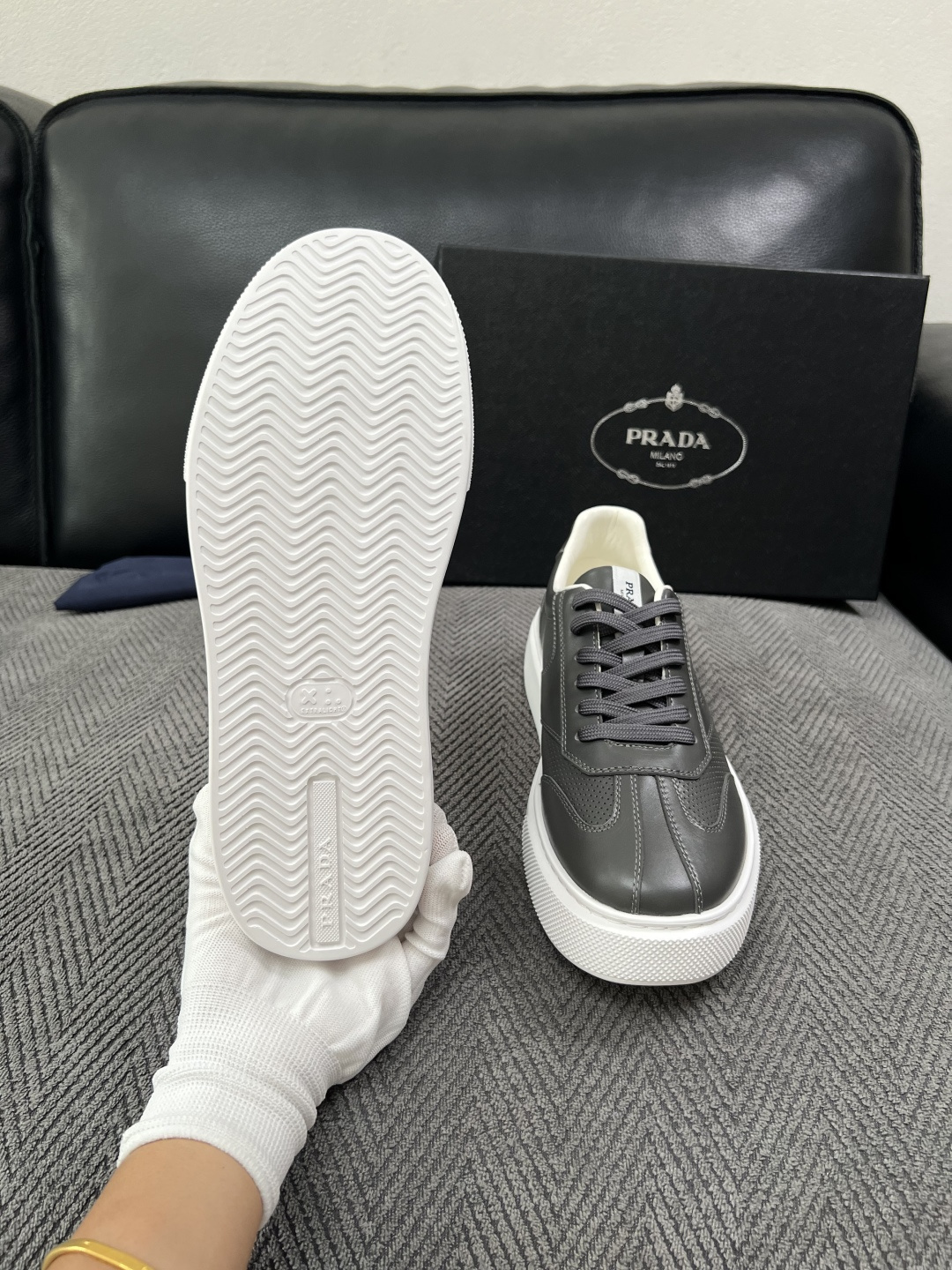 Prada  高品质  顶级工艺品，普拉达 专柜同步，原厂配置意大利进口牛皮拼布面料，进口牛皮内里垫，透气舒适，鞋底：原