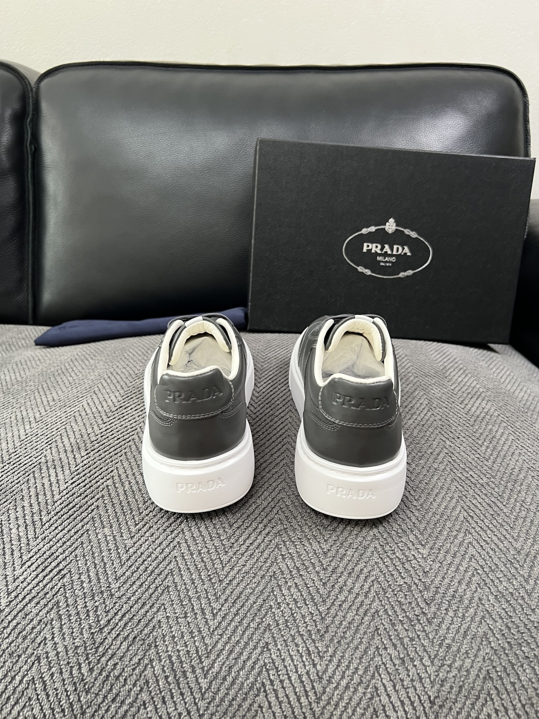Prada  高品质  顶级工艺品，普拉达 专柜同步，原厂配置意大利进口牛皮拼布面料，进口牛皮内里垫，透气舒适，鞋底：原