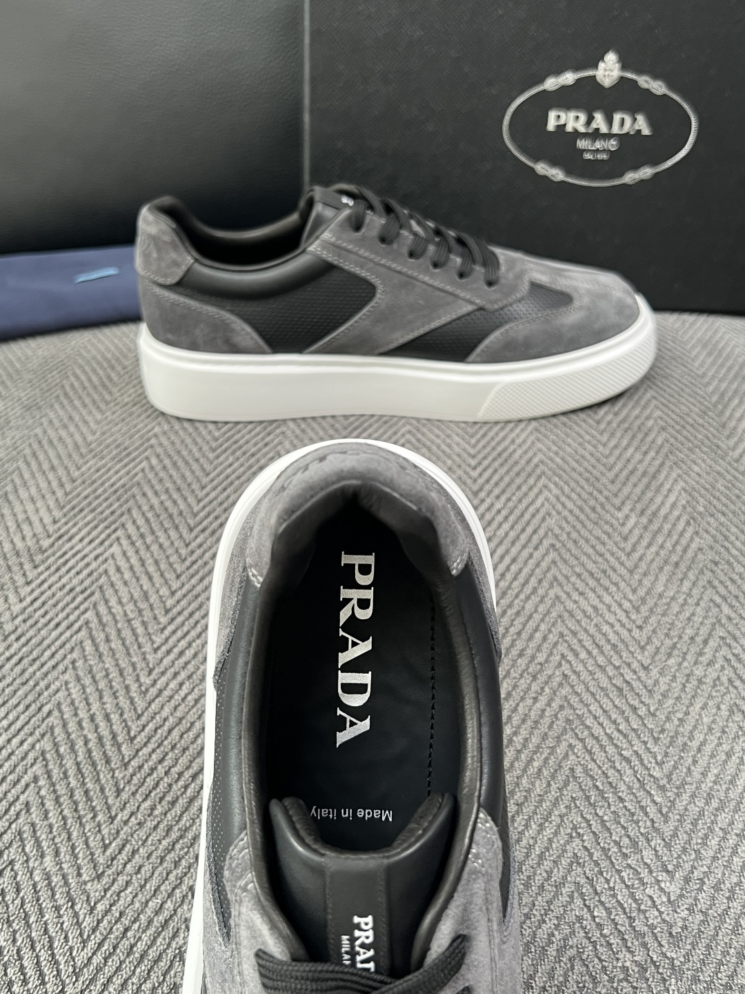 Prada  高品质  顶级工艺品，普拉达 专柜同步，原厂配置意大利进口牛皮拼布面料，进口牛皮内里垫，透气舒适，鞋底：原