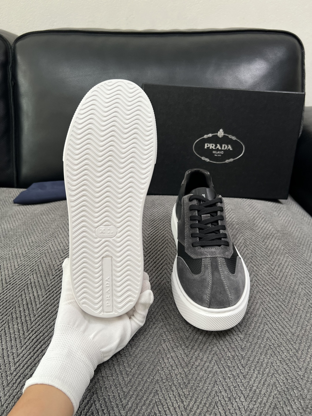 Prada  高品质  顶级工艺品，普拉达 专柜同步，原厂配置意大利进口牛皮拼布面料，进口牛皮内里垫，透气舒适，鞋底：原