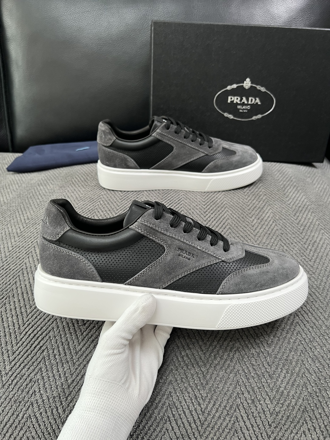 Prada  高品质  顶级工艺品，普拉达 专柜同步，原厂配置意大利进口牛皮拼布面料，进口牛皮内里垫，透气舒适，鞋底：原