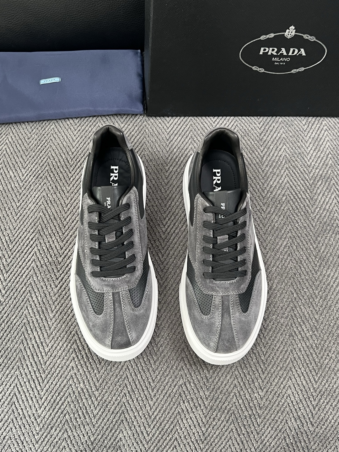 Prada  高品质  顶级工艺品，普拉达 专柜同步，原厂配置意大利进口牛皮拼布面料，进口牛皮内里垫，透气舒适，鞋底：原