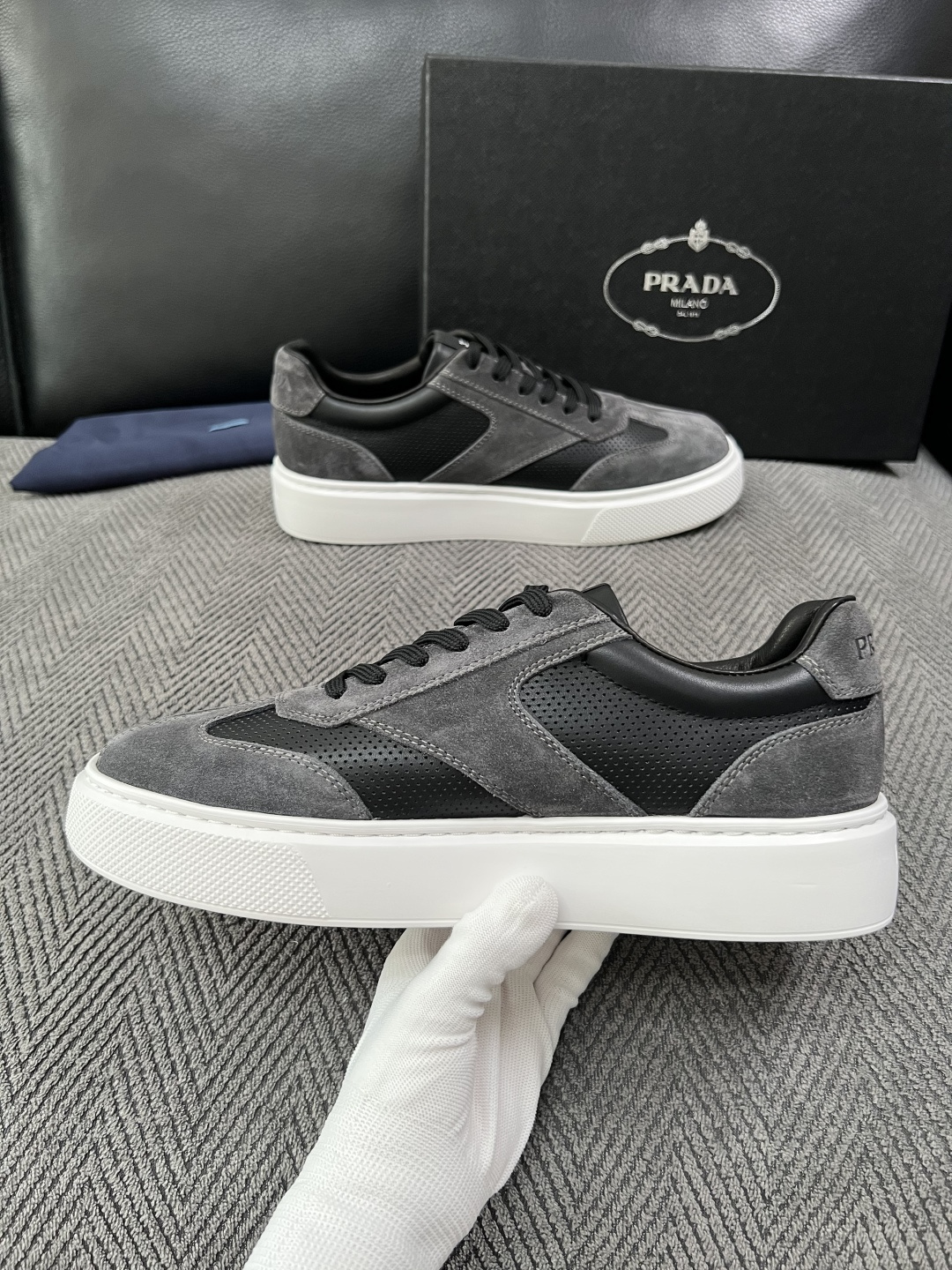 Prada  高品质  顶级工艺品，普拉达 专柜同步，原厂配置意大利进口牛皮拼布面料，进口牛皮内里垫，透气舒适，鞋底：原
