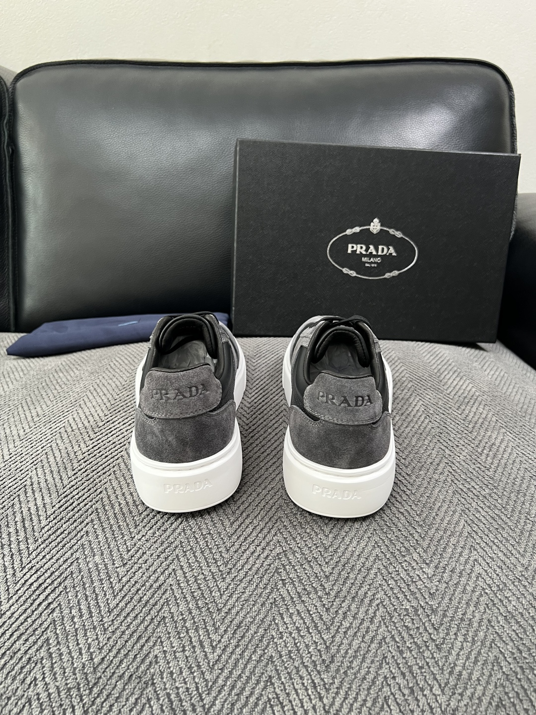 Prada  高品质  顶级工艺品，普拉达 专柜同步，原厂配置意大利进口牛皮拼布面料，进口牛皮内里垫，透气舒适，鞋底：原