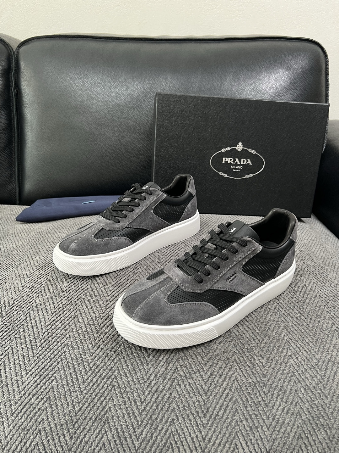 Prada  高品质  顶级工艺品，普拉达 专柜同步，原厂配置意大利进口牛皮拼布面料，进口牛皮内里垫，透气舒适，鞋底：原